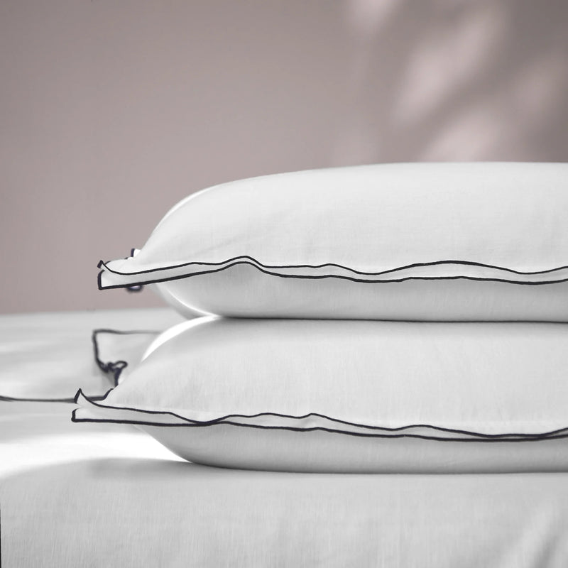 Bourdon Edge white set of Pillowcases 